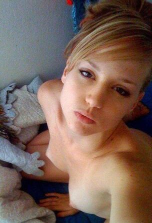 naked selfie blond