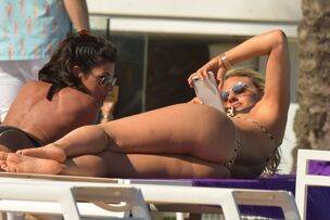 danielle armstrong naked
